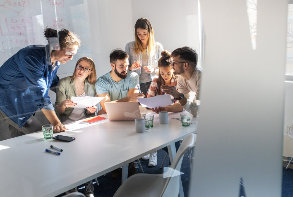 Programmcode wird zwar oft im dunklen Kämmerlein eingehackt, aber viele Design-Workshops und Abstimmungen zwischen den Teammitgliedern sind dennoch Tagesordnung eines Softwareentwicklers (© BalanceFormCreative / stock.adobe.com)